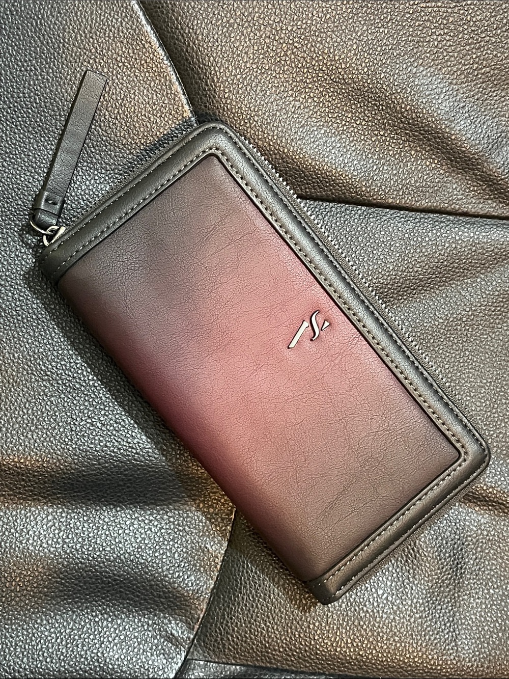 Burgundy Ombré Zip Around Wallet | NWOT | Simply Vera Vera Wang